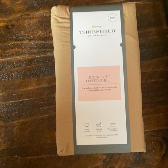 New Twin 300 Thread Count Ultra Soft Fitted Sheet Brown - Picture 1 of 6